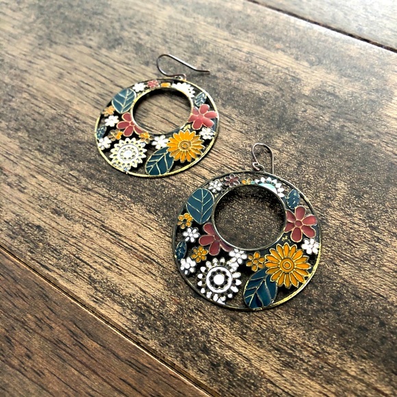 🌻3/$15 free shipping Bohemian flower earrings - Picture 1 of 3